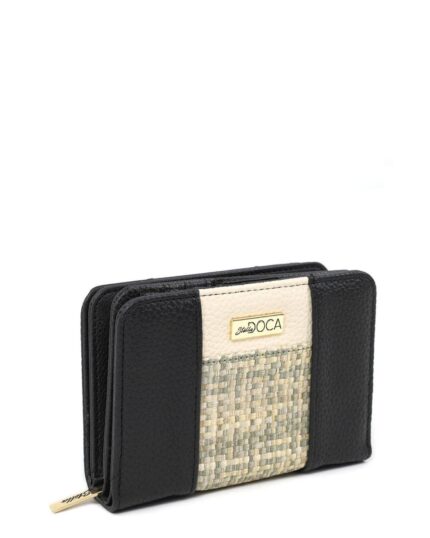 Πορτοφόλι σε μαύρο χρώμα και ψάθινο σχέδιο. Κατασκευασμένο από συνθετικό δέρμα. Περιέχει θήκες για κάρτες και κέρματα και θα το παραλάβετε με κουτί DOCA.